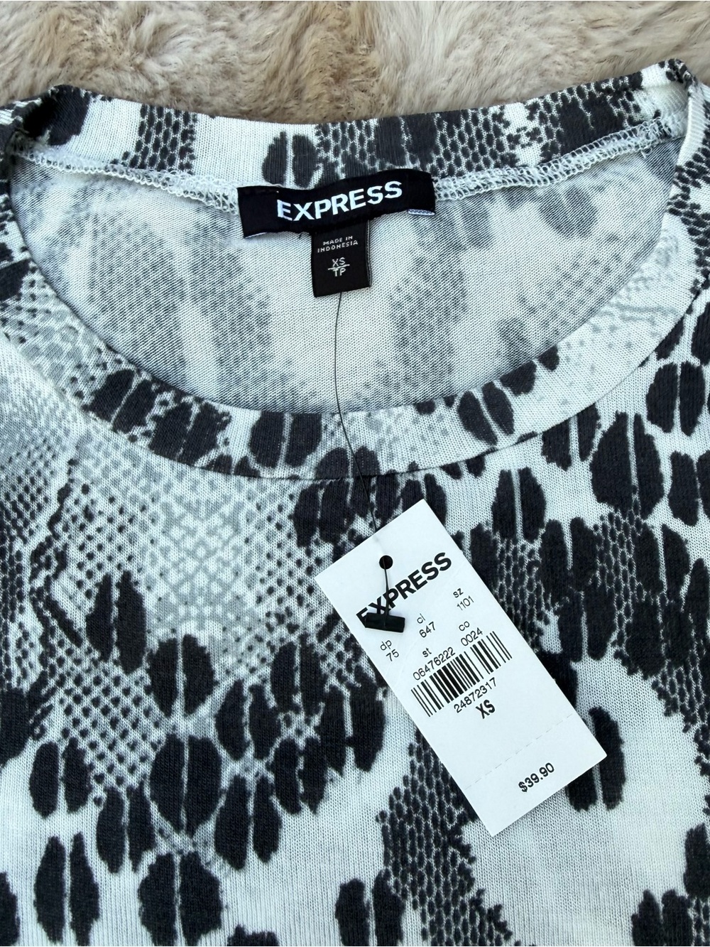 New! Express Women's Black & White Snake-Print Short Sleeve Tee - Picture 3 of 4